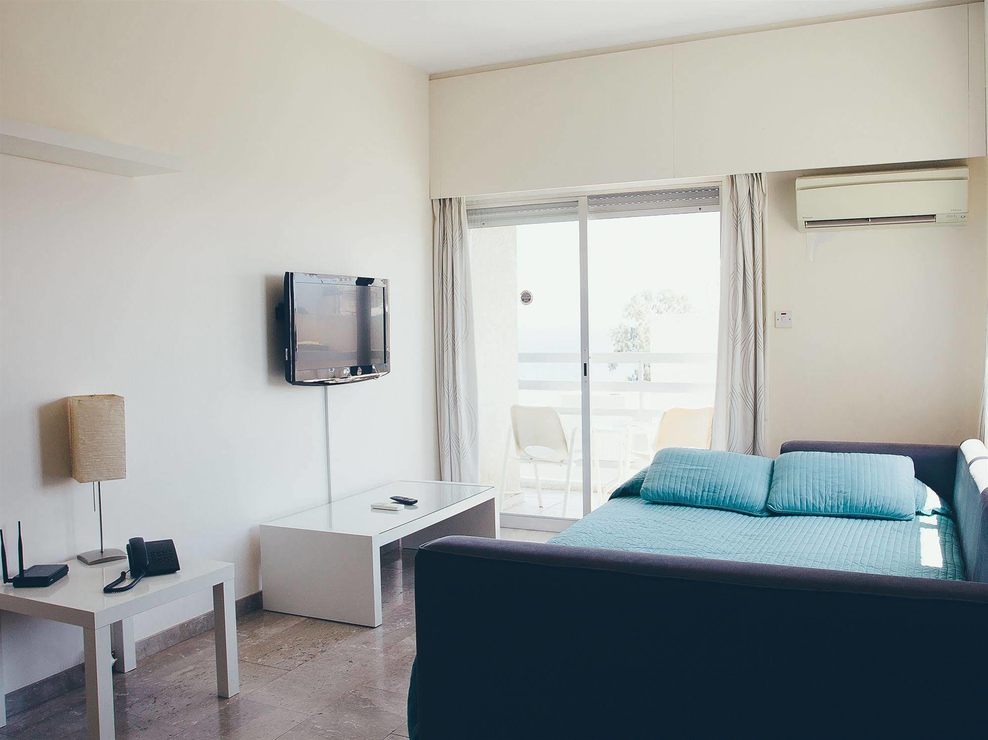 Vega Apartments Limassol Bagian luar foto