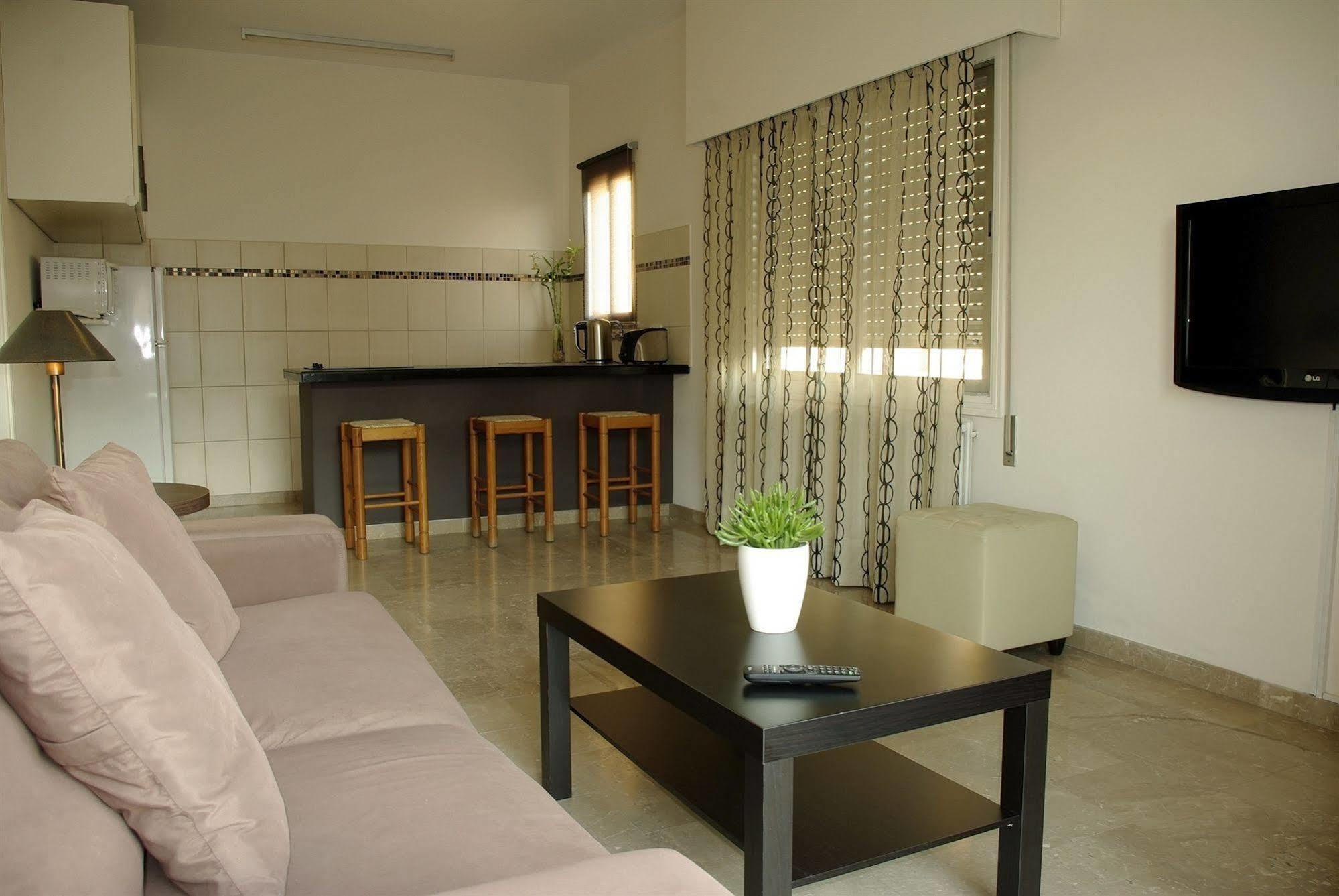 Vega Apartments Limassol Bagian luar foto