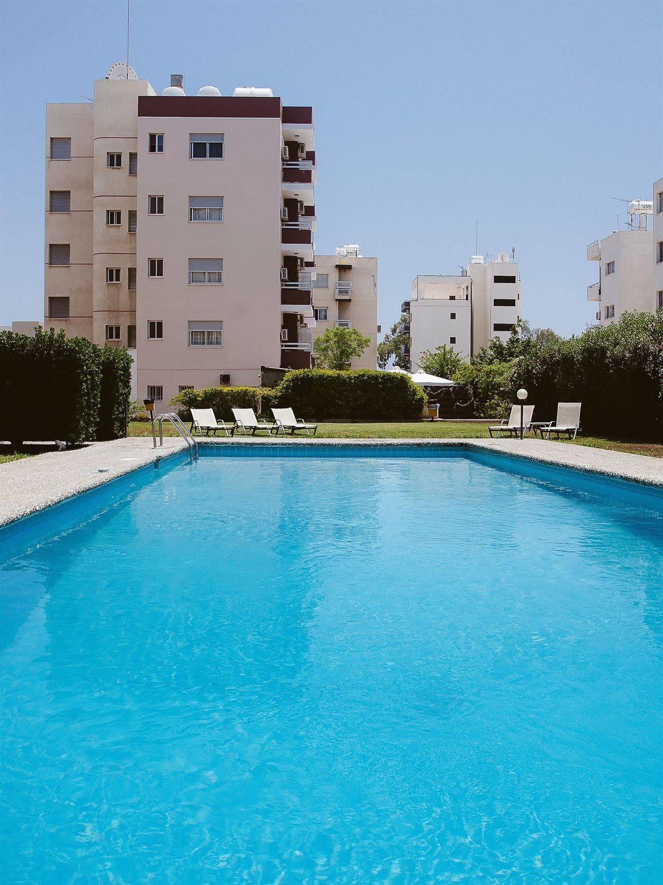 Vega Apartments Limassol Bagian luar foto